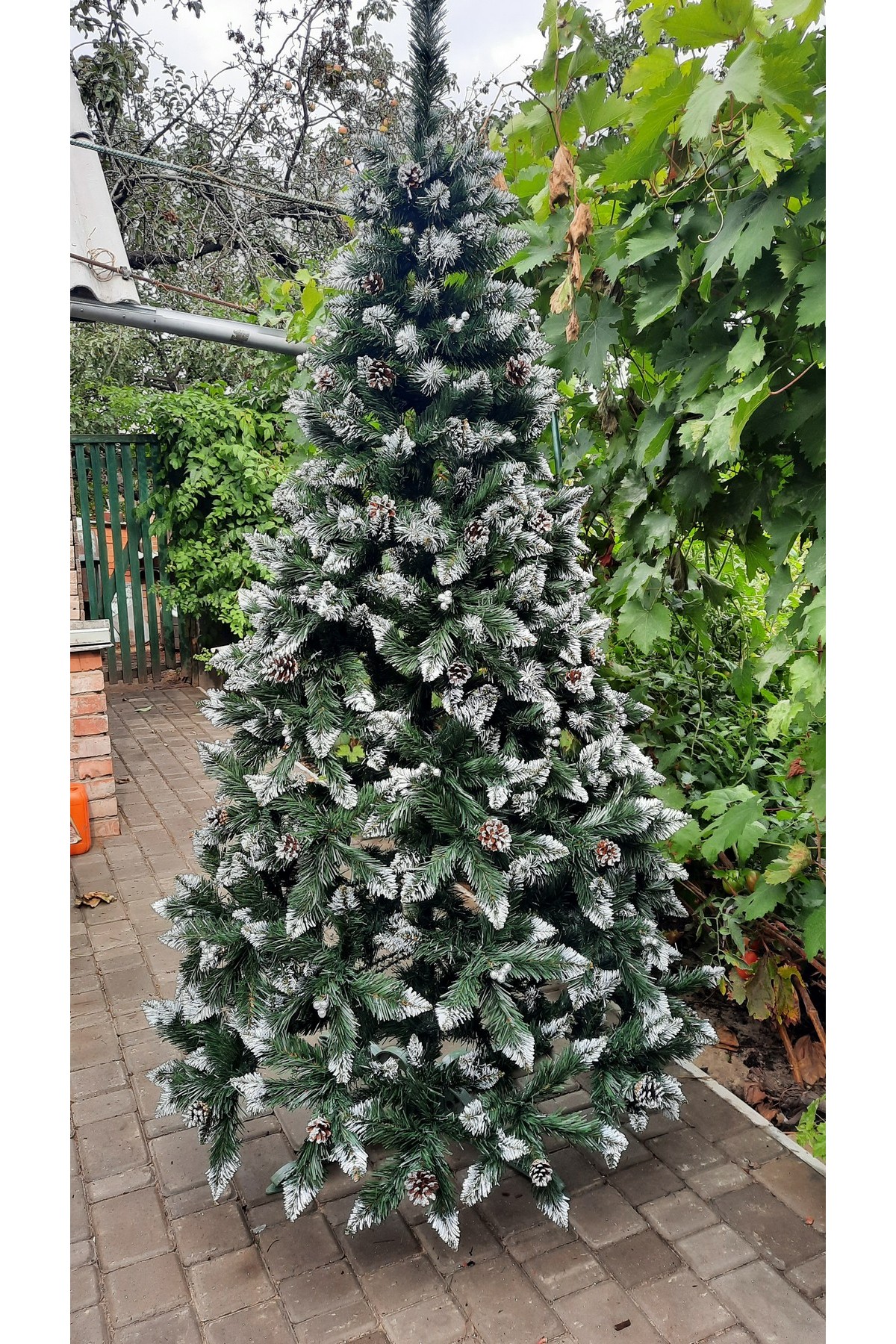 Искусственная елка с серебристой калиной и серебряной шишкой 220 см