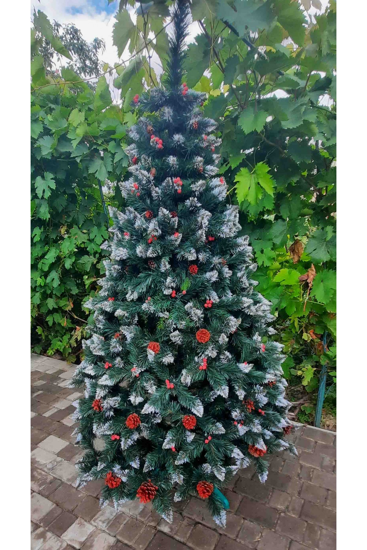 Заснеженная елка с багряной шишкой и калиной 180 см